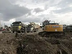 Vehículos utilizados para la limpieza del área de construcción.