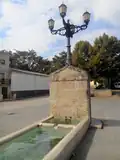 Farola sobre fuente.