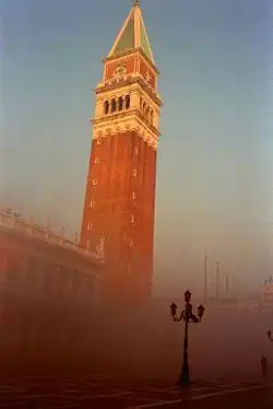 Vista desde la Piazzetta entre la niebla.