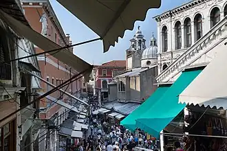 Comercios de la zona.