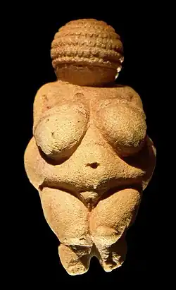 Venus de Willendorf tallada en piedra caliza.