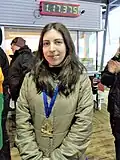 Con su medalla de oro tras ganar el campeonato provincial de luge en marzo de 2014.
