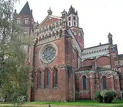 Campanile lateral, ábside y proyecciones de las capillas absidiales del transepto