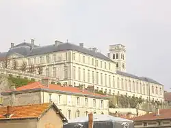Palacio con vistas a la ciudad baja.