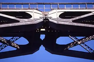 Clave de bóveda articulada