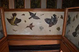 Pinturas de aves en las jambas del comedor