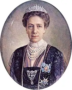 La reina Victoria luciendo la diadema fringe y el collar de perlas de 13 hileras. También lleva el ramillete de diamantes de la reina Josefina.