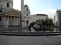 Plaza frente a la Karlskirche.