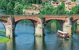 Vano del lado aguas arriba, mostrando el recrecido en vuelo de ladrillo