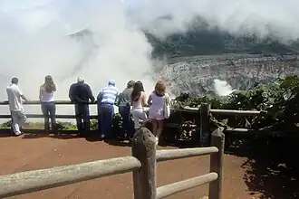 Turistas en el Volcán Poás