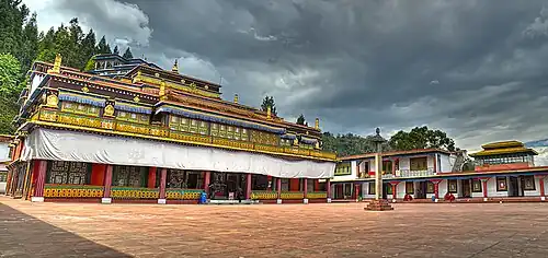 El monasterio de Rumtek en Sikkim was built under the direction of Changchub Dorje, 12th Karmapa Lama in the mid-1700s.[98]​