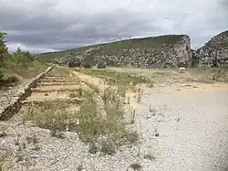 Dependencias de la villa. La foz de Lumbier, a la derecha.