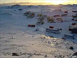 Vista panorámica de Villa Las Estrellas en invierno.