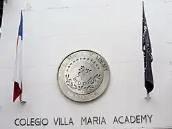 Emblema y banderas en el frontis