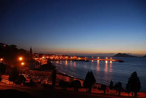 Monte Louro, al fondo, visto desde Puerto del Son.