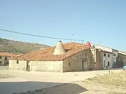 Casa de mampostería típica, de una sola planta y con chimenea cónica