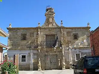 Edificio que, en su primera planta, albergaba un teleclub en la década de 1960 (Villamartín de Campos Palencia)
