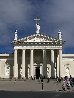 La fachada neoclásica de la catedral de Vilnius, Lituania, con su frontón y columnas.