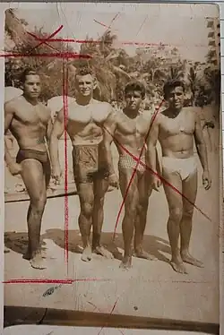 Vince Gironda (segundo) y Humberto García (tercero) en la playa de Caleta, Acapulco. 1959. Archivo revista Muscle Power