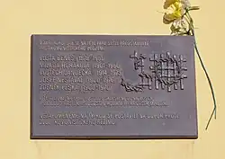 Placa conmemorativa en la rectoría de Vinoř [25]​[26]​