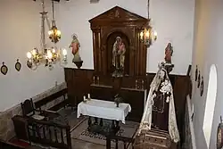 Interior visto desde el coro y la Virgen en primer plano