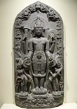 Escultura del siglo XI con Vishnu y ls diosas Lakshmi y Sarasvati.