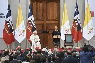 Michelle Bachelet recibe al papa Francisco en el patio de los Naranjos.