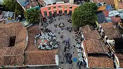 Toma aérea del Chorro de Quevedo, se observa la plazoleta con la fuente en medio.