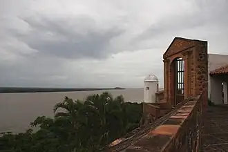 Vista del Castillo de San Diego de Alcalá o Fuerte Campo Elías con el Río Orinoco