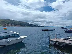 Vista del estrecho de Tiquina desde San Pedro.