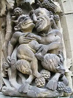 Relieve de arquivolta absidial en la Capilla del Sagrado Corazón de María