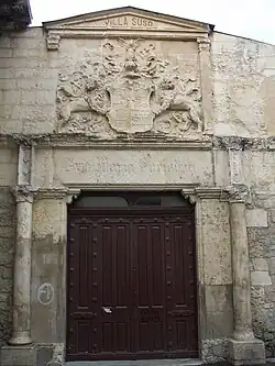 Parte trasera y escudo.