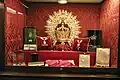 Vitrina en Casa Hermandad de la Victoria con una de las coronas de la Virgen