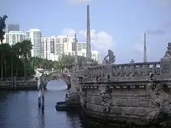 Rompeolas de la villa de Vizcaya con la ciudad de Miami al fondo.