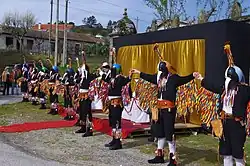 Pitas con las alas abiertas durante la representación de la "boda"