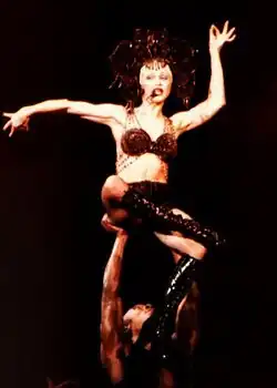 Madonna en el Girlie Show Tour con indumentaria tailandesa