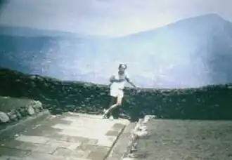 Visitante al borde mismo de uno de los cráteres donde se puede apreciar el humo y gases que emanan de el.