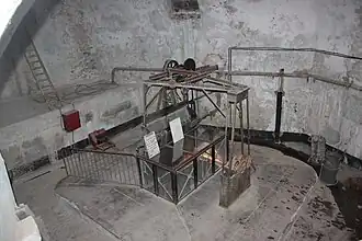 Pozo del bastión Saint-André. Diámetro: 5,85&nbsp;m, Profundidad: 62&nbsp;m.