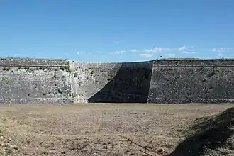 Courtine en cul-de-chaudron, entre bastions de la mer et du port.