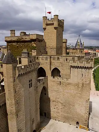 En primer plano, la torre del Fenero (izquierda) y la torre del Aljibe (derecha). Tras ellas, la Gran Torre (con la hiedra) y la torre del Homenaje, ondeando la bandera de Navarra