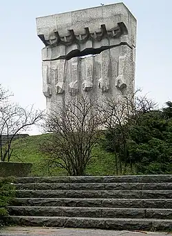 Monumento a las víctimas del nazismo en Polonia ocupada durante la Segunda Guerra Mundial, Cracovia.