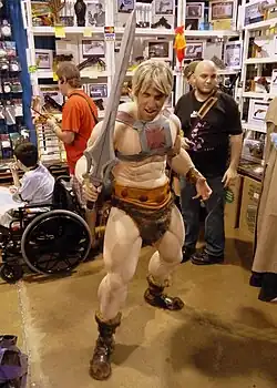 Un cosplayer vestido de He Man y posando para la cámara.