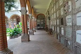 Cementerio en Encarnación de Díaz.