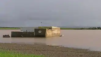 Warar, un lago temporal natural, en 2008, inundando una casa construida en la década de 1970