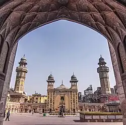 La Mezquita de Wazir Khan de Lahore se considera la mezquita más ornamentada de la era mogol.[4]​