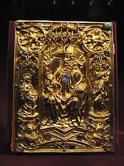 Cubierta de la tapa del evangelario utilizada en la coronación de los emperadores del Sacro Romano Imperio Germánico, fue reemplazada en 1500.