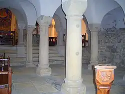 Los pilares de la cripta occidental muestran la típica forma románica