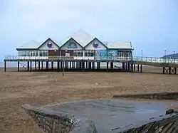 Construcción sobre pilotes por encima de la arena.