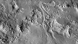 Canales en la pared norte del cráter Baldet, visto por la cámara CTX (en Mars Reconnaissance Orbiter). Nota: esta es una ampliación de la imagen anterior del cráter Baldet.