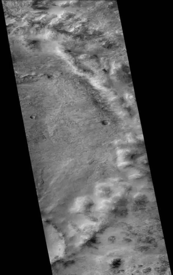 Lado del este del cráter Douglass, fotografiado por la cámara CTX (Mars Reconnaissance Orbiter)